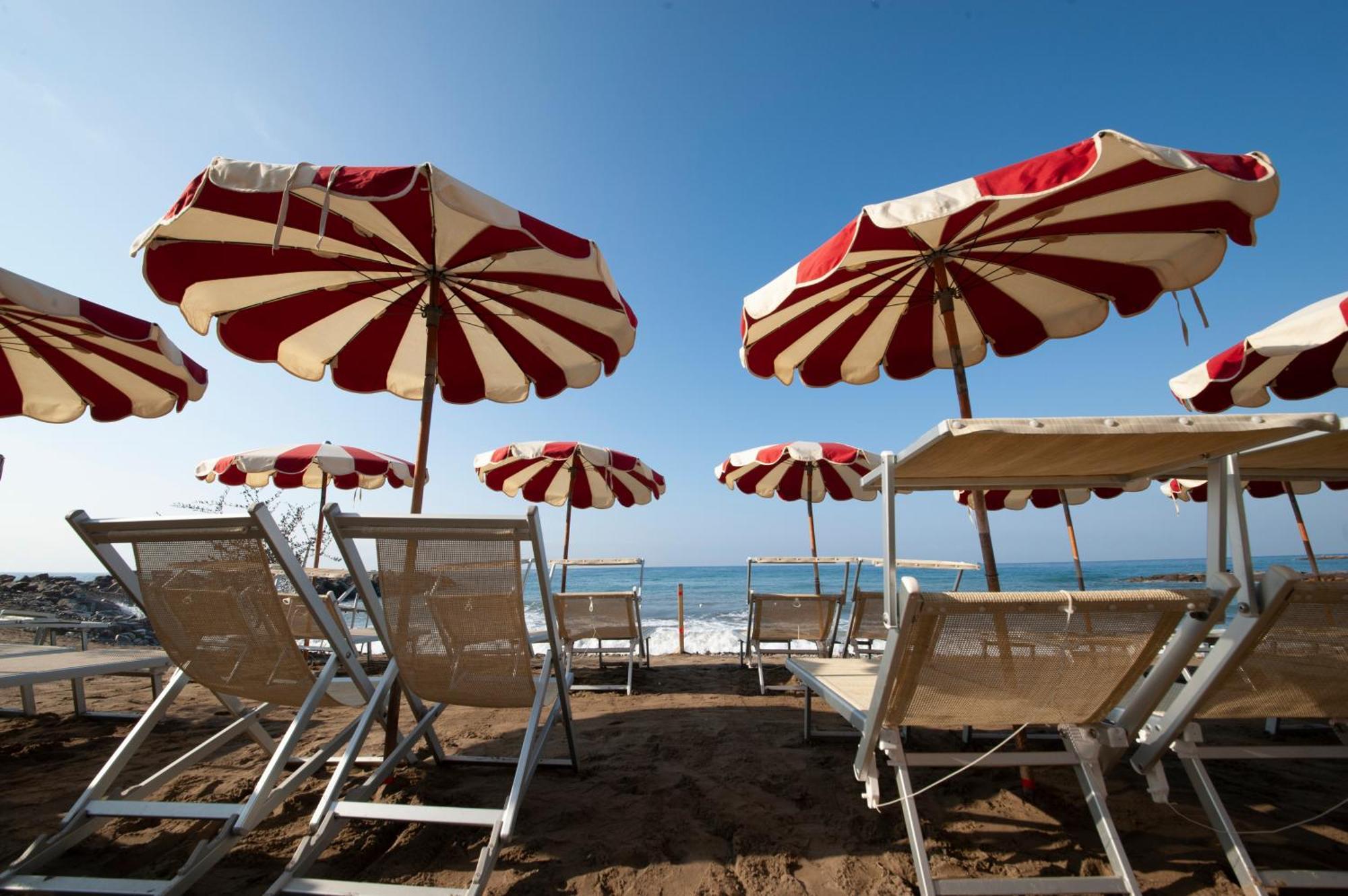 Ines Rivieraholiday Албенга Екстериор снимка